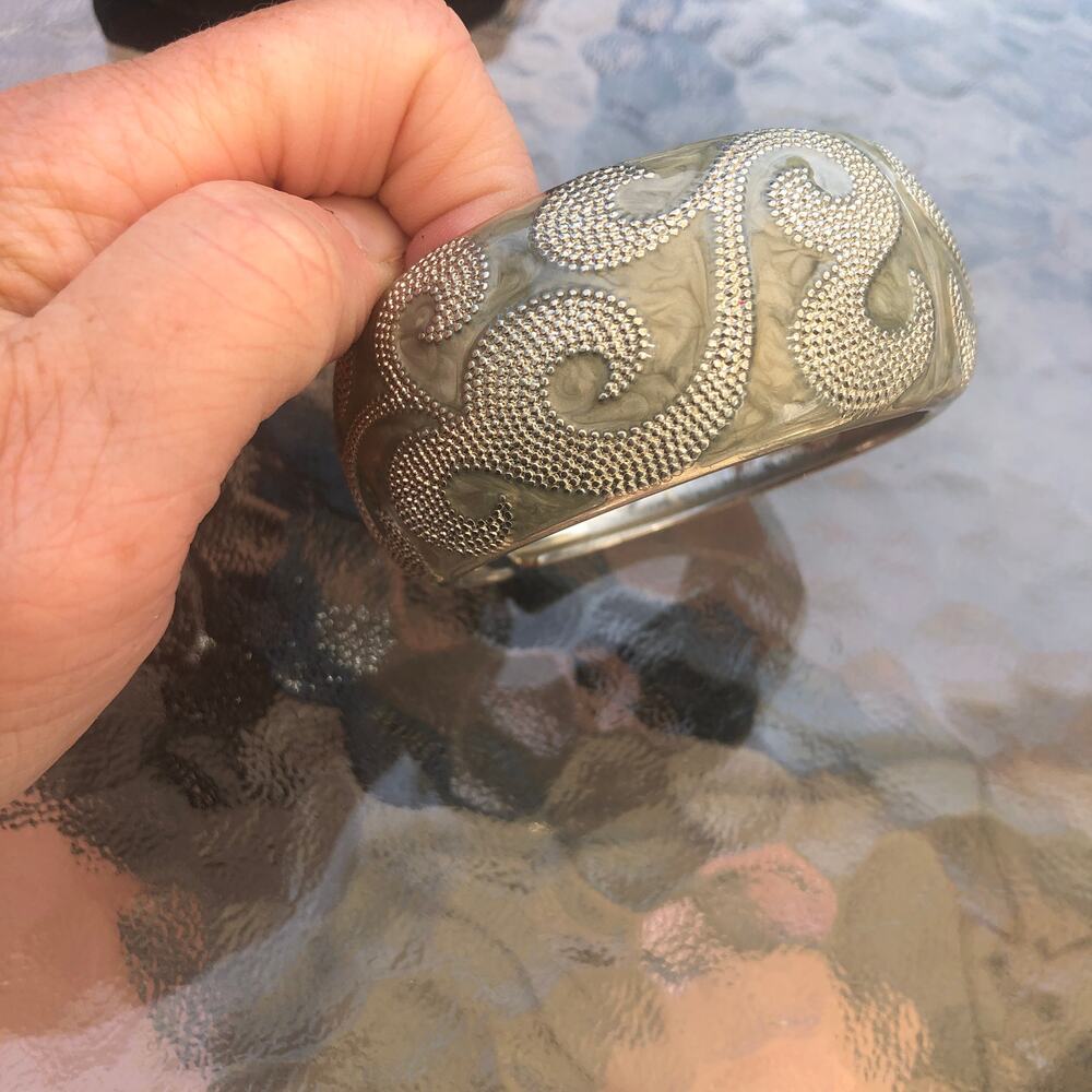Vintage Women's Frosted Gray Enamel Silver Metal Clamper Bangle Bracelet Paisley
